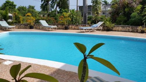 Chaudhry House Montego Bays 2nd floor apt — 4-Star Luxury Hotel in Montego Bay, Jamaica