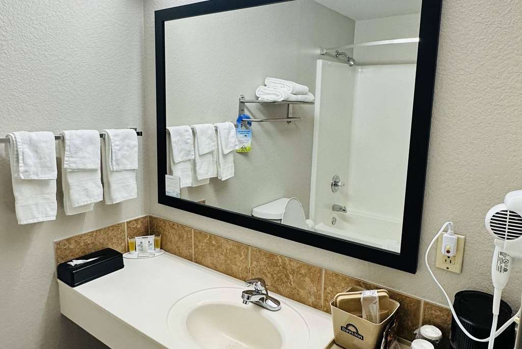Days Inn & Suites by Wyndham Wynne - photo 16