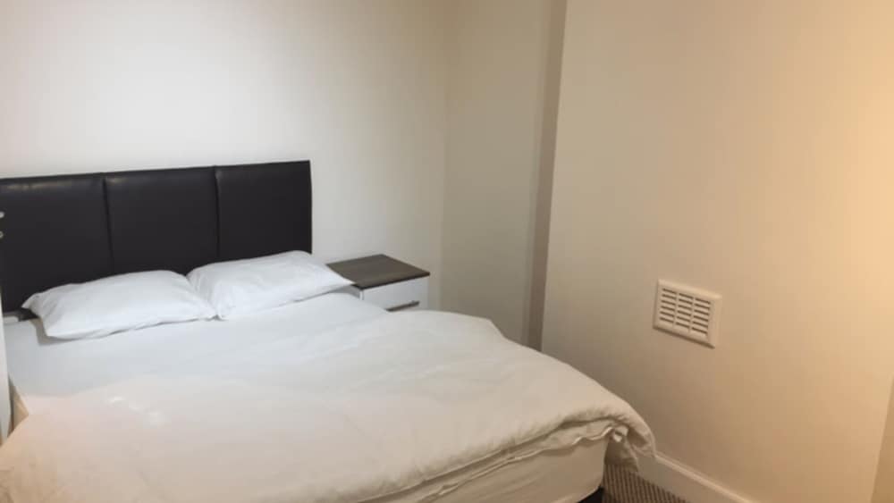 Room in Guest Room Cheerful big Size Room in Leicester in Leicester, United Kingdom