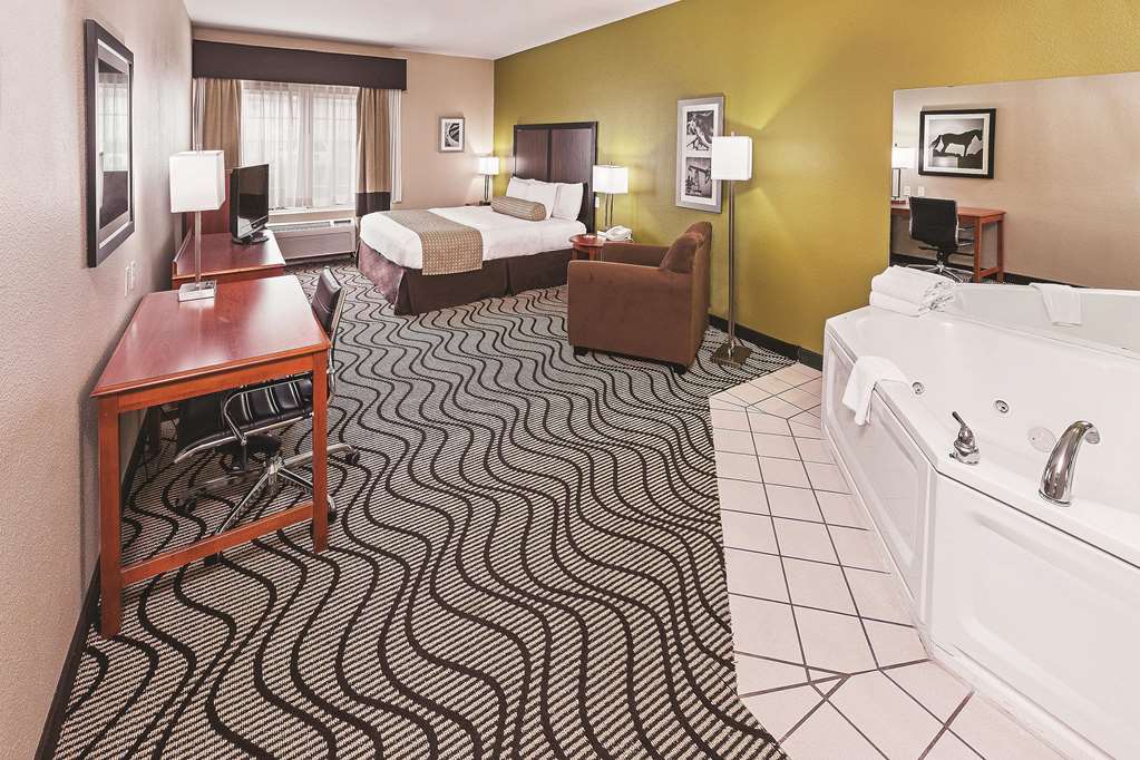 La Quinta Inn & Suites by Wyndham Corpus Christi Northwest - photo 36