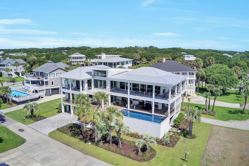 3 47th Avenue by Avantstay Oceanfront Private Pool View in Isle Of Palms, United States