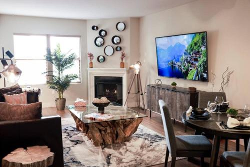 1 Bedroom XL Condo with King bed Garden View Parking Included — 4-Star Luxury Hotel in Los Angeles, United States