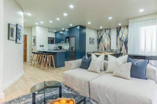 Modern Central 1 BR Apartment — 4-Star Luxury Hotel in Stellenbosch, South Africa