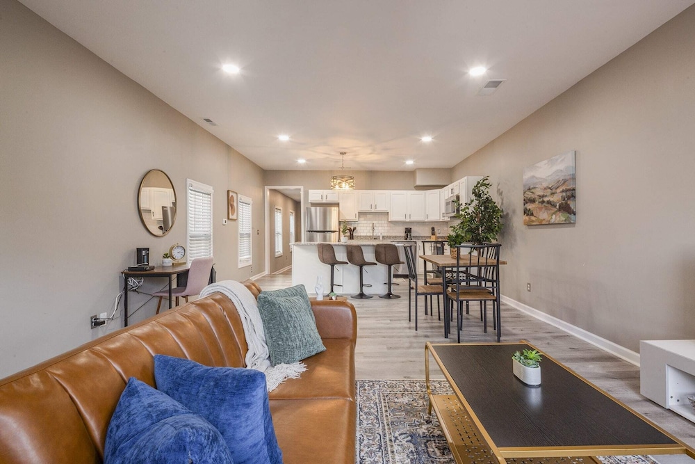 Newly renovated 4BR CozySuites - photo 32