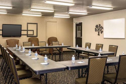 Travelodge by Wyndham Wellington KS - photo 14