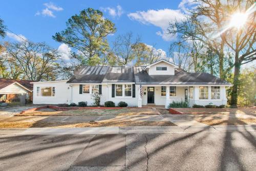 Ping Pong & Huge Yard Central Fayetteville Pearl in Fayetteville, United States