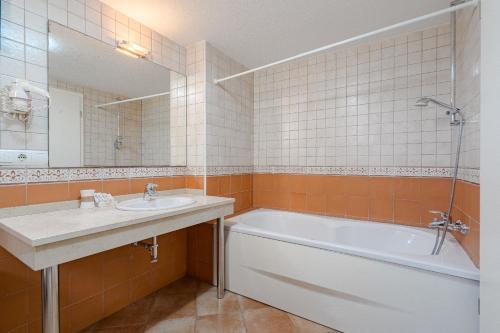 Villa with private pool and beautiful garden — 4-Star Luxury Hotel in Playa De Las Americas, Spain