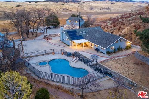 Amazing Escape near LA Meditation Room Game room Hot Tub Pool — 4-Star Luxury Hotel in Leona Valley, United States