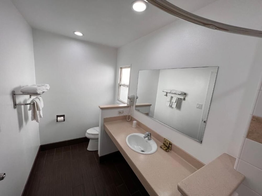 Town and Country Inn - photo 24