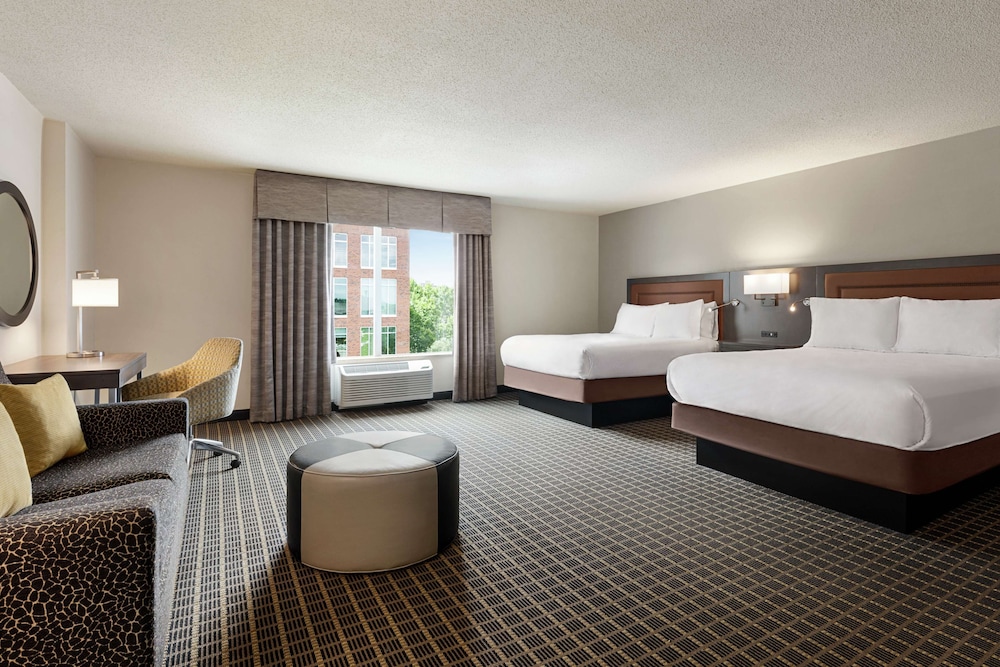 Hampton Inn & Suites Greenville Downtown RiverPlace - photo 11