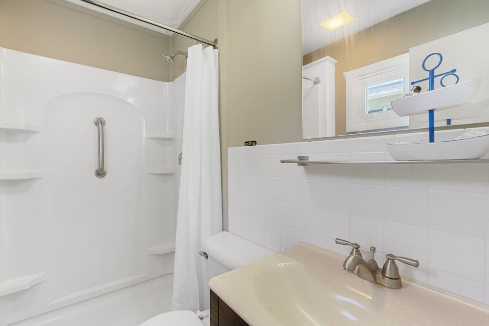 The Beaches Motel & Cottages - photo 42