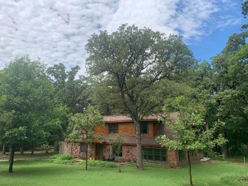 Cozy Route 66 Cabin with Hot Tub in Edmond OK — 4-Star Luxury Hotel in Edmond, United States