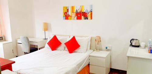 Cozy Master Room at Suria Kipark Damansara Apartment Homestay Sleeps 3 with Fully Equipped Kitchen and Laundry — 5-Star Luxury Hotel in Kuala Lumpur, Malaysia