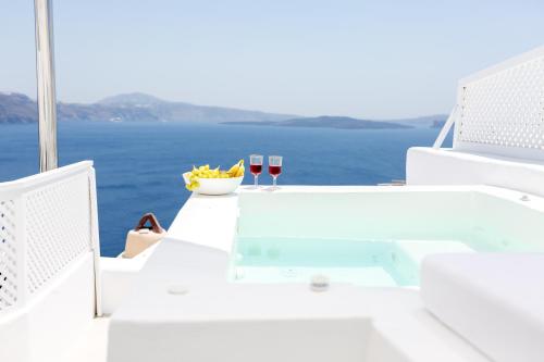 Delta Suites — 4-Star Luxury Hotel in Oia, Greece