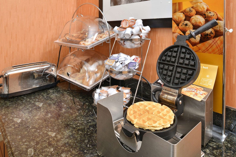 Hampton Inn Muscatine - photo 26