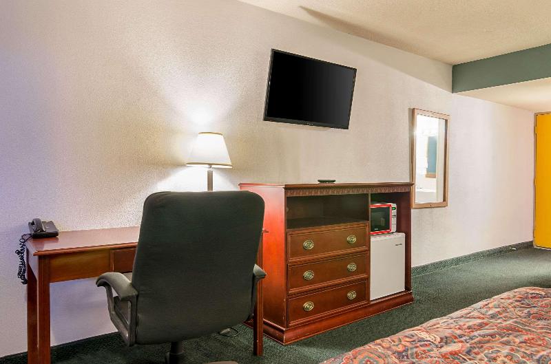 Econo Lodge Wakeeney - photo 25