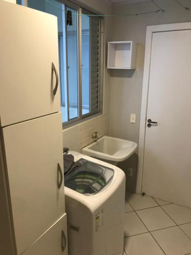 Apartamento á 30 metros praia com vista mar.