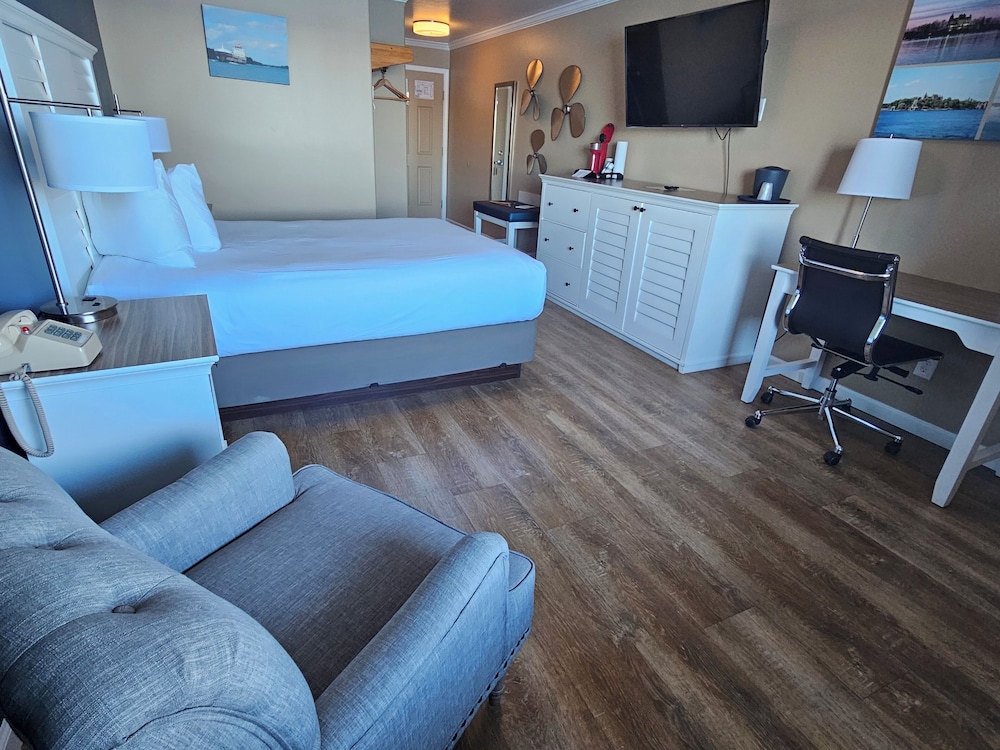 Capt. Thomson's Resort - photo 23