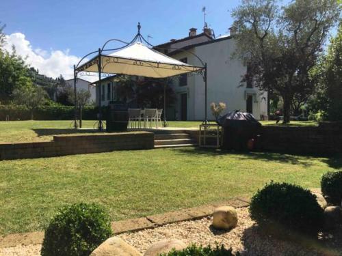 Villa con ampio giardino esterno e piscina condominiale — 4-Star Luxury Hotel in Garda, Italy