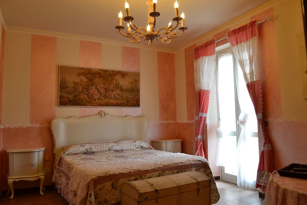 Relais De La Place — 4-Star Luxury Hotel in Desenzano Del Garda, Italy