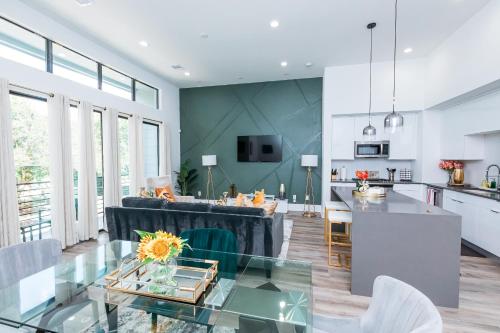 Cozy and Chic 3BR Retreat in Downtown Houston — 4-Star Luxury Hotel in Houston, United States