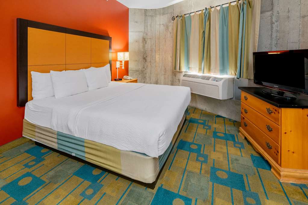 La Quinta Inn & Suites by Wyndham Irvine Spectrum - photo 21