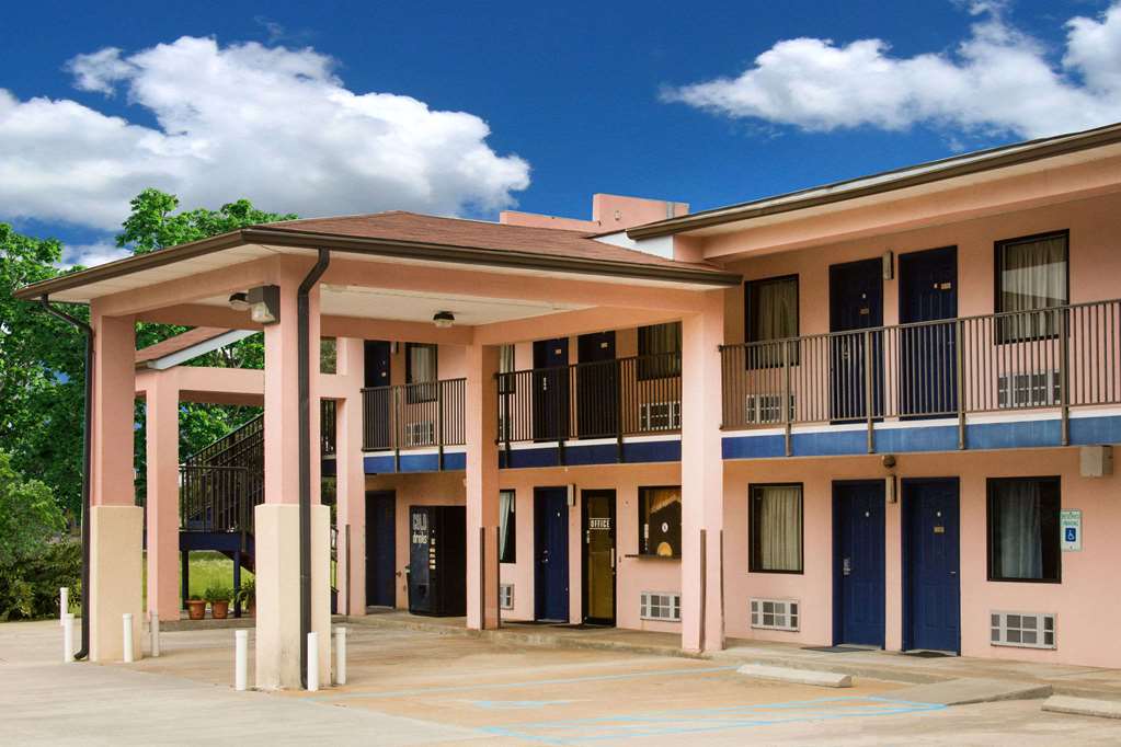 Days Inn by Wyndham Camilla - photo 2