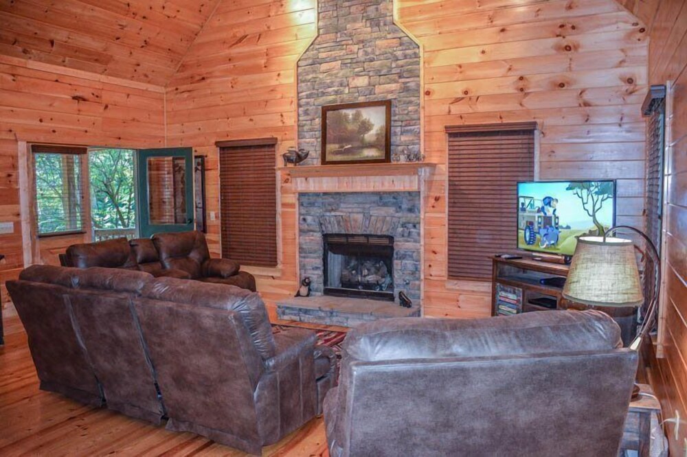 Harleys River Retreat Charming Cabin in Coosawattee River Resort Hot tub Ellijay - photo 7
