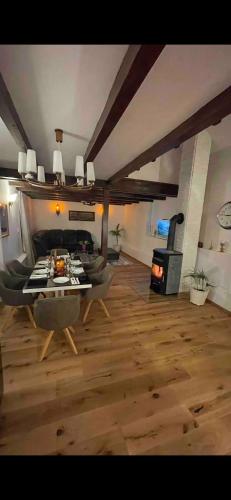 Lovely villa Monte close to Cologne with three bedrooms and one bathroom — 4-Star Luxury Hotel in Frechen, Germany