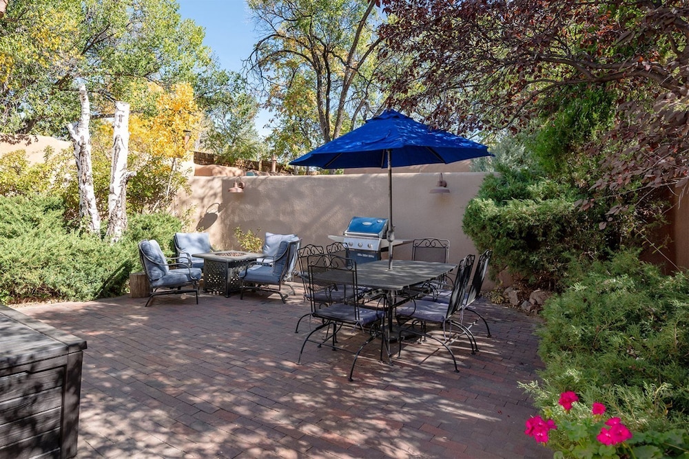 Garcia St. Adobe Historic District Close to Canyon Road Three Master Bedrooms Great Outdoor Space - photo 9