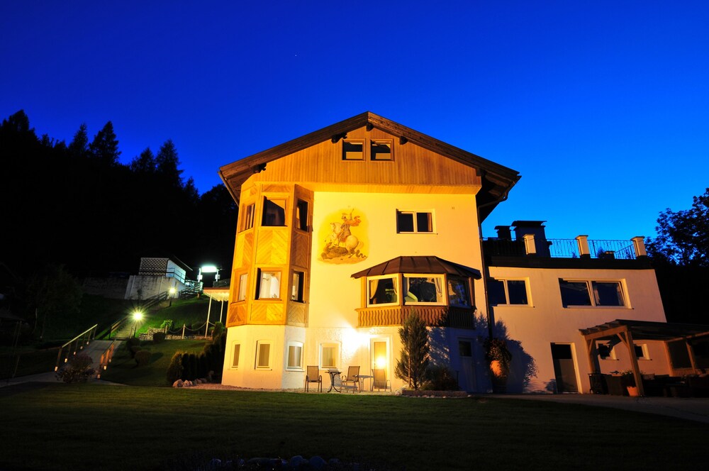 Hotel Garni Drachenburg - carbon neutral hotel in Mittenwald