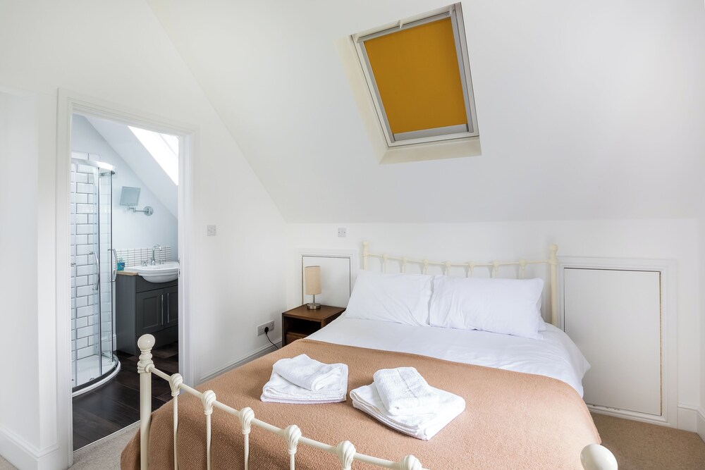 Stunning 5 Bed in the Centre of Bourton in Cheltenham, United Kingdom