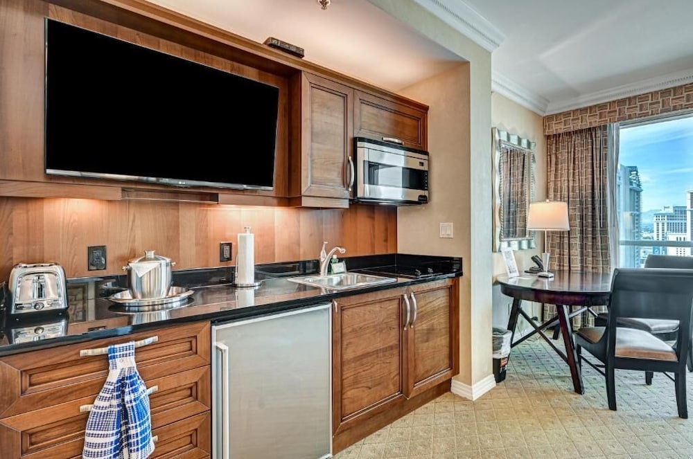 MGM Signature Deluxe Balcony Strip View Suite