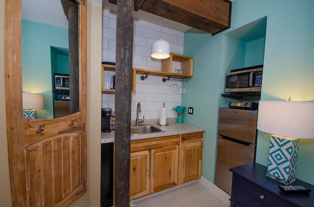 Tobacco Warehouse Inn - photo 11