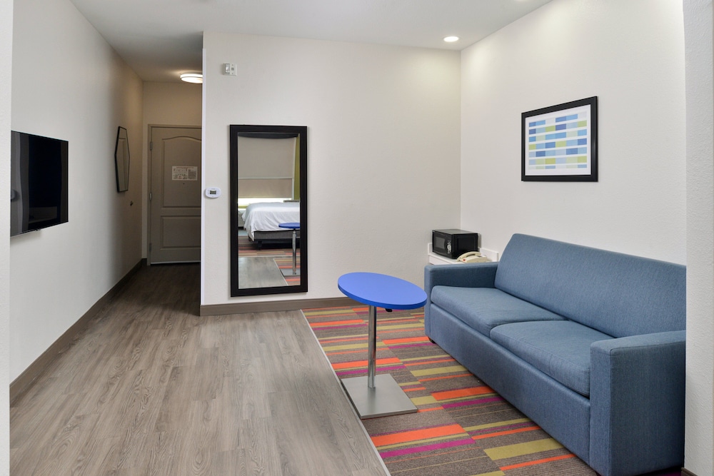 Holiday Inn Express Hotel & Suites Royse City by IHG - photo 12