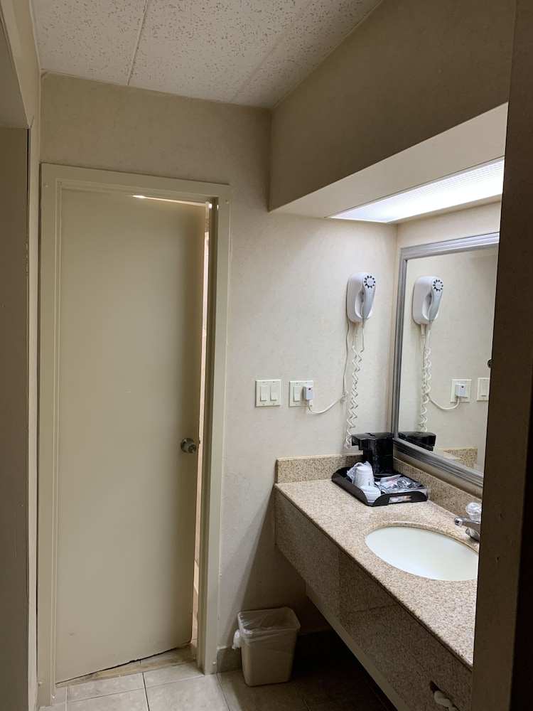 Ramada by Wyndham Rockville Centre - photo 39