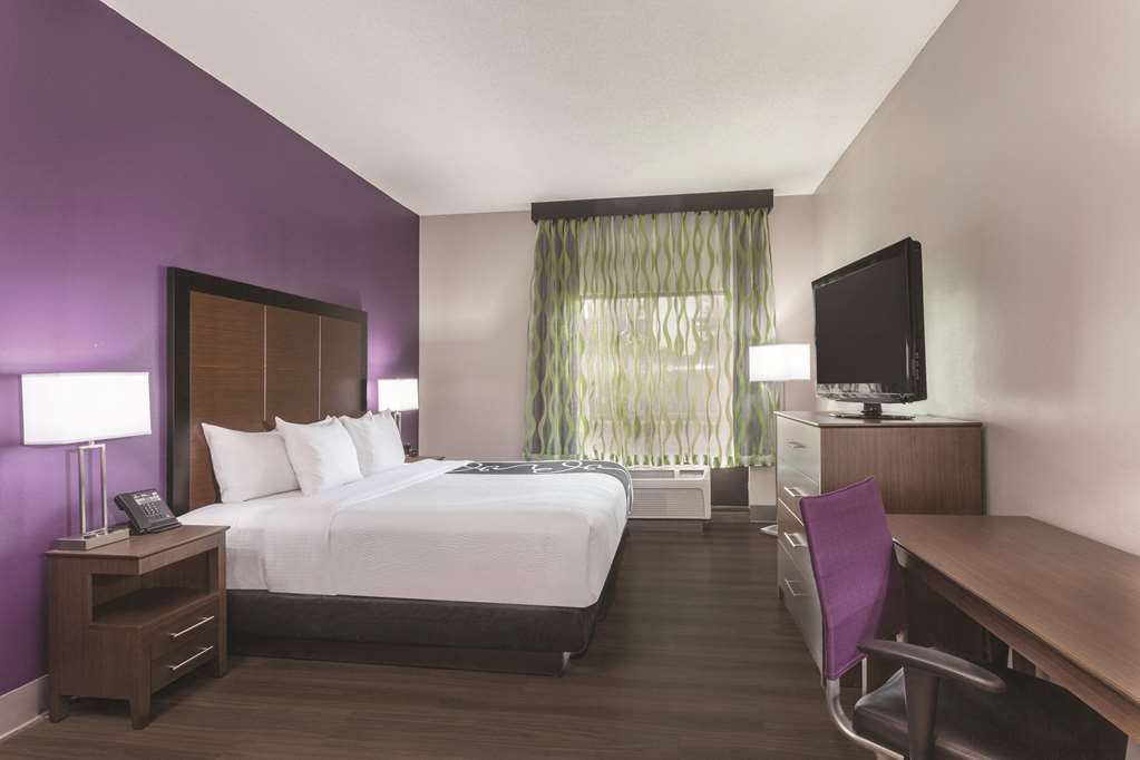 La Quinta Inn & Suites by Wyndham Columbus North - photo 20