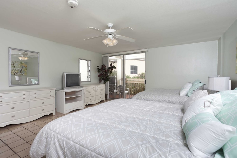 Bahia Mar Solare Tower 6th floor Oceanview Condo 3bd 3ba w Pools - photo 4