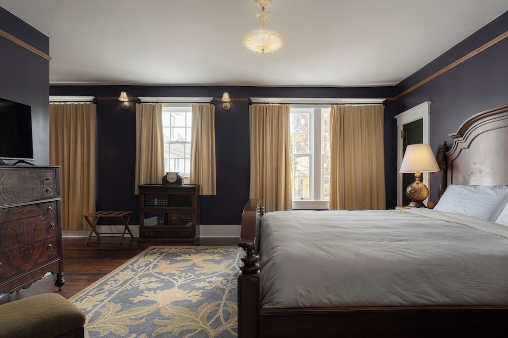 The NuWray Hotel & Carriage House - photo 18