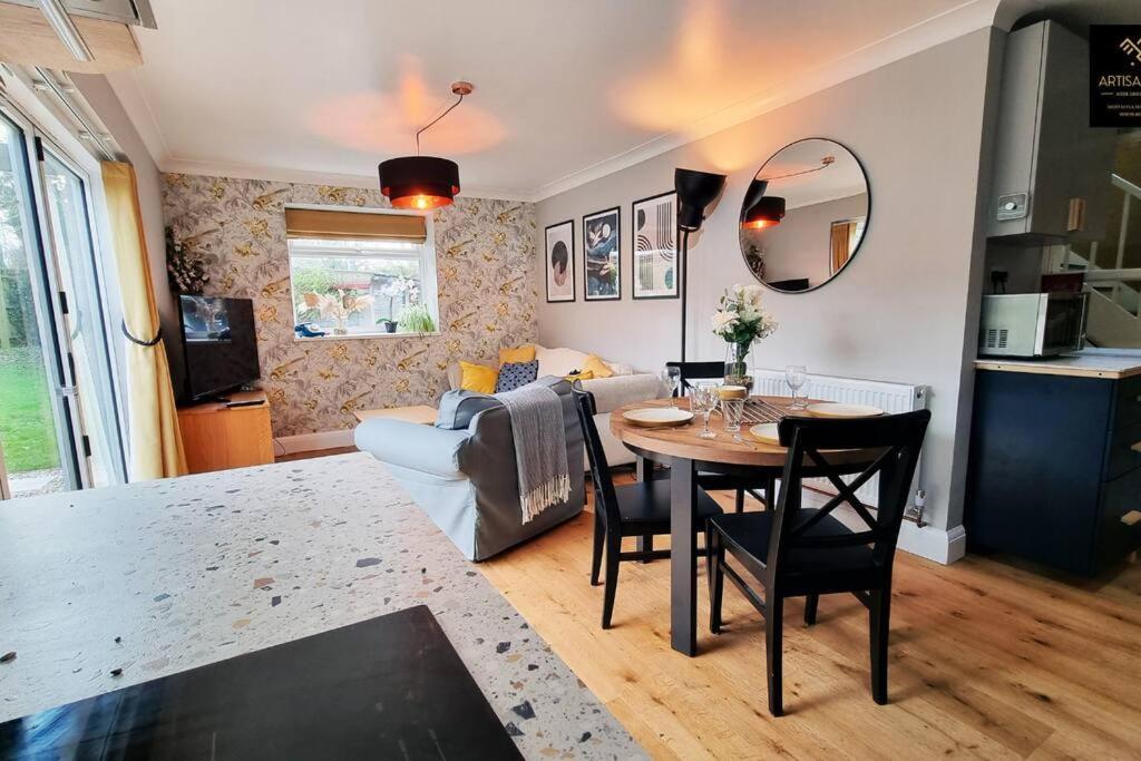 The Rose Garden of Basildon in the Heart of Basildon by Artisan Stays I Weekly or Monthly Stay Offer I Pvt Parking I Sleeps 6
