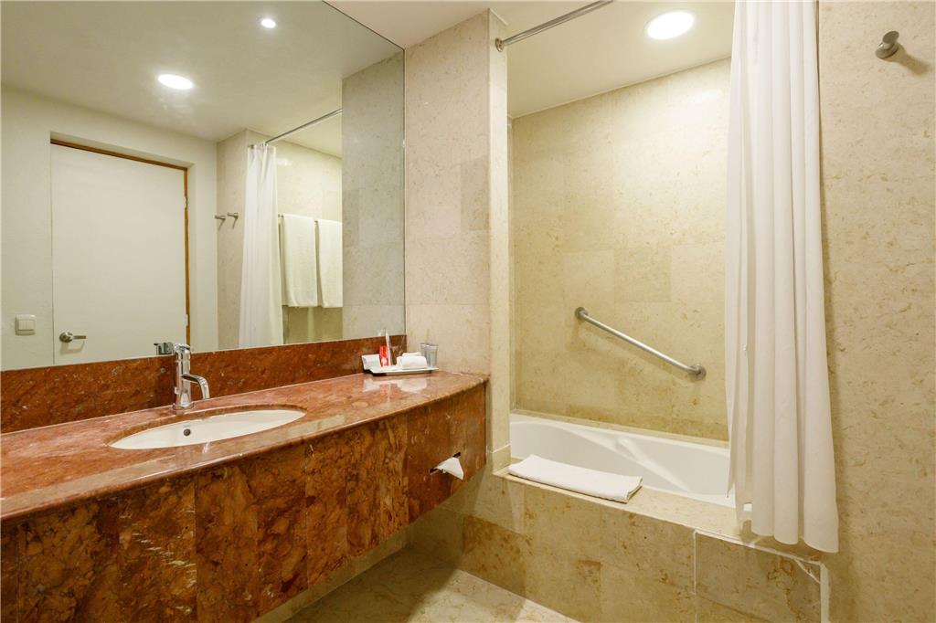 Deluxe Bathroom