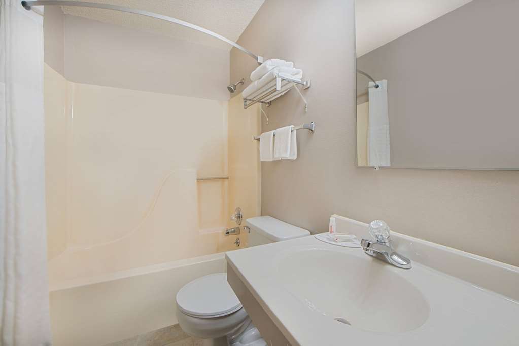 Super 8 by Wyndham Pella - photo 10