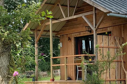 Le Chat qui pêche maisonnette en bois Les Kabanes en Kreiz Breizh — hotel in Rostrenen
