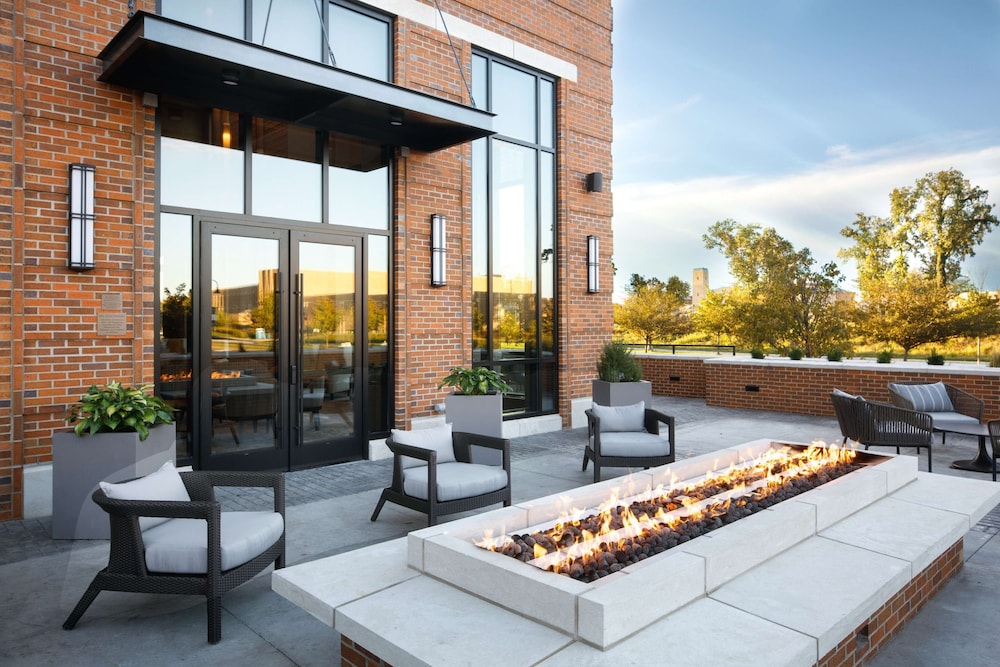 Embassy Suites by Hilton South Bend at Notre Dame - photo 23