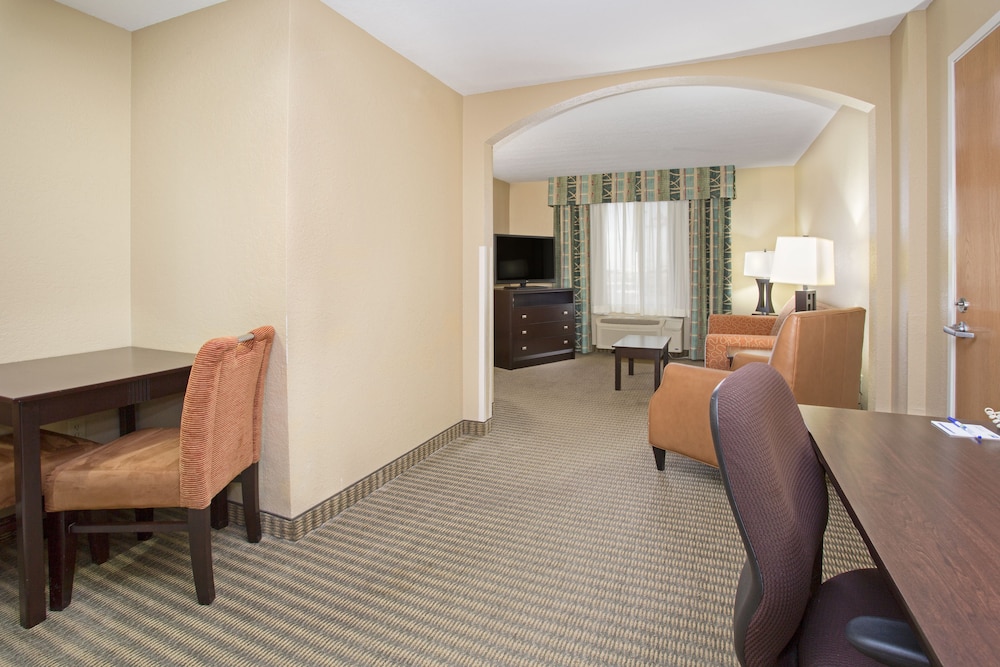 Holiday Inn Express & Suites Lexington an IHG Hotel - photo 5