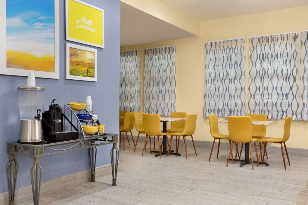 Days Inn & Suites by Wyndham Euless DFW Airport South - photo 3