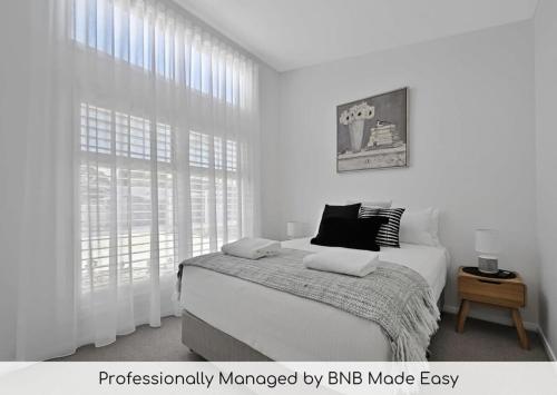 The Elm Apartments The Black & White Room — 4-Star Luxury Hotel in Orange, Australia