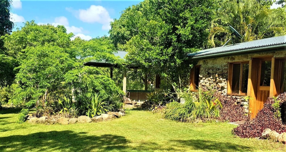Palm Grove Rainforest Retreat — hotel near Proserpine Whitsunday Coast Airport