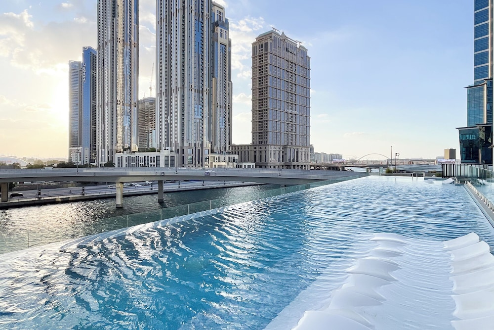SIMPLY COMFORT Missoni Top Floor with Sea Canal and Burj Khalifa Views — 4-Star Luxury Hotel in Dubai, United Arab Emirates