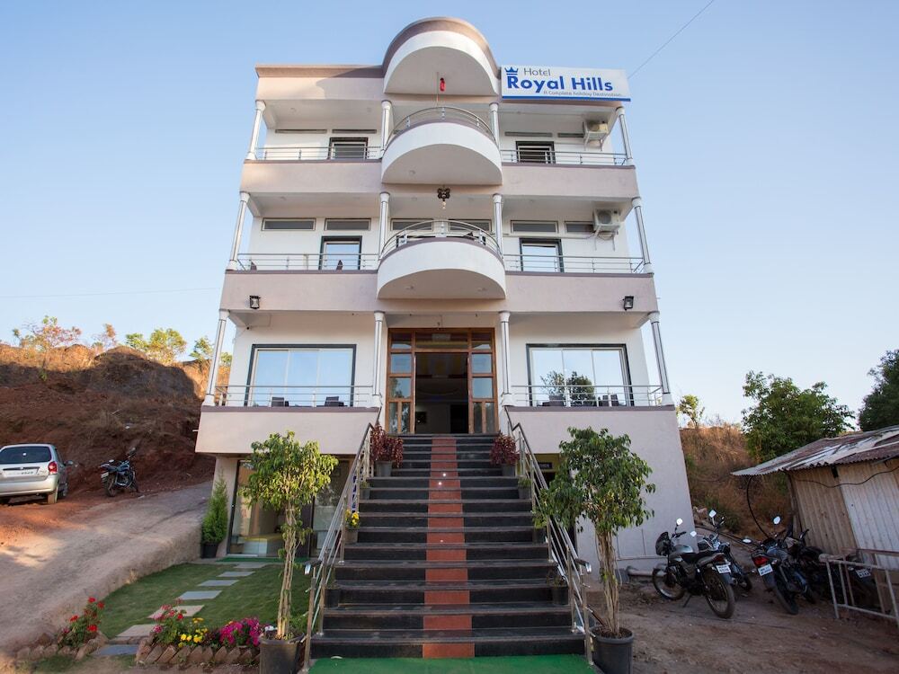 Oyo 11758 Royal Hills — hotel in Wai